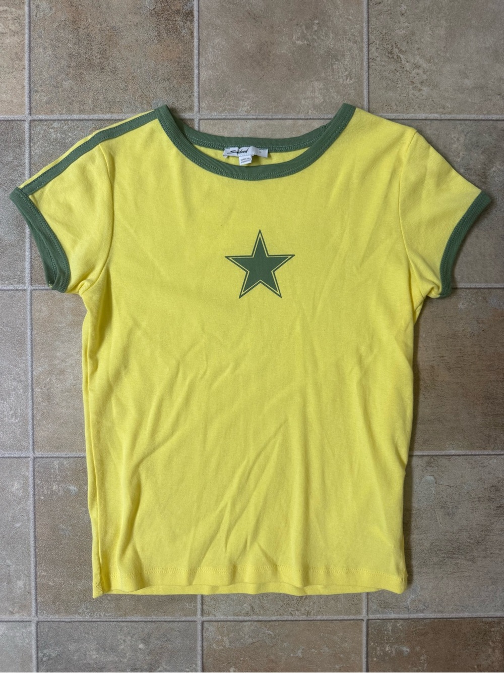 Subdued Yellow Star Ringer Tee with Green Trim women size small